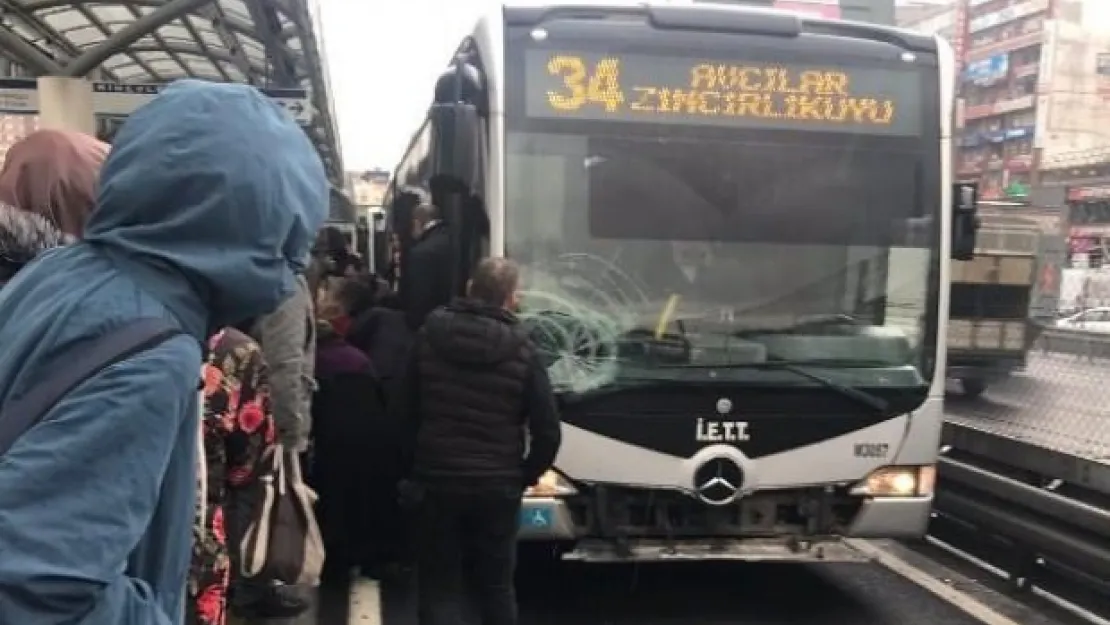 Metrobüs yolcuya çarptı: Seferler yapılamadı