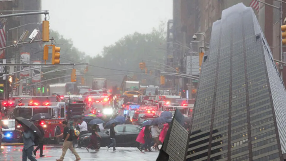 New York'ta Helikopter Gökdelene Çarptı