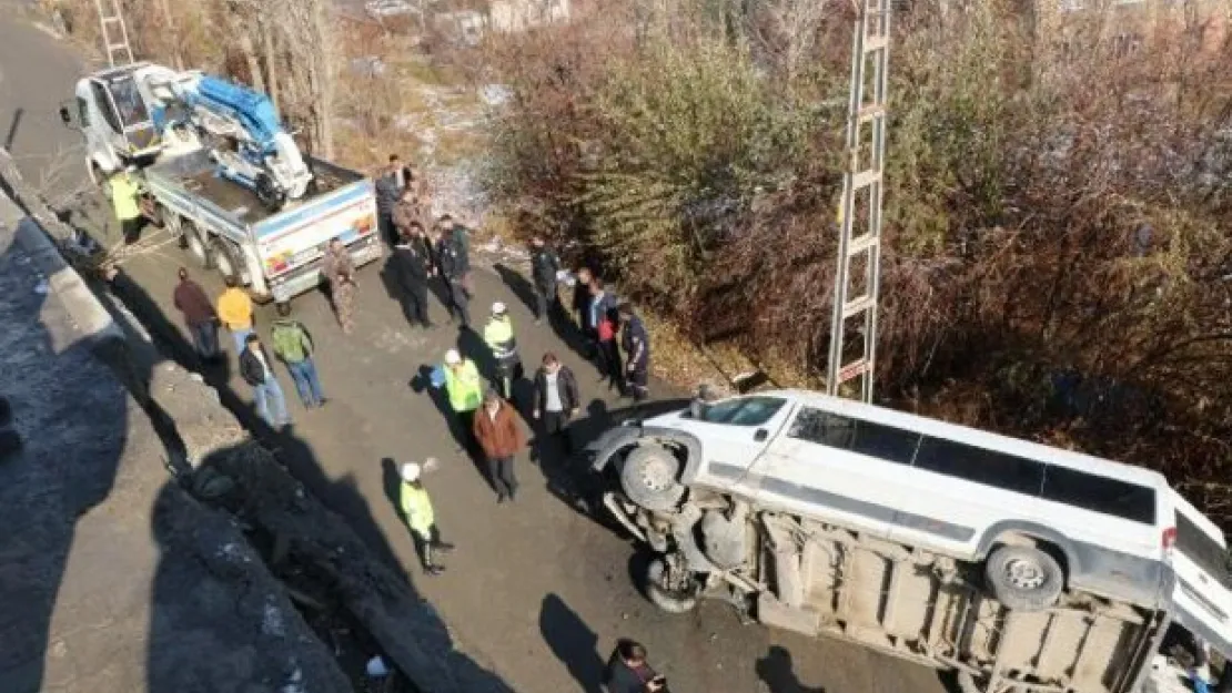 Özel Harekat polislerini taşıyan minibüs kaza yaptı: 3 yaralı