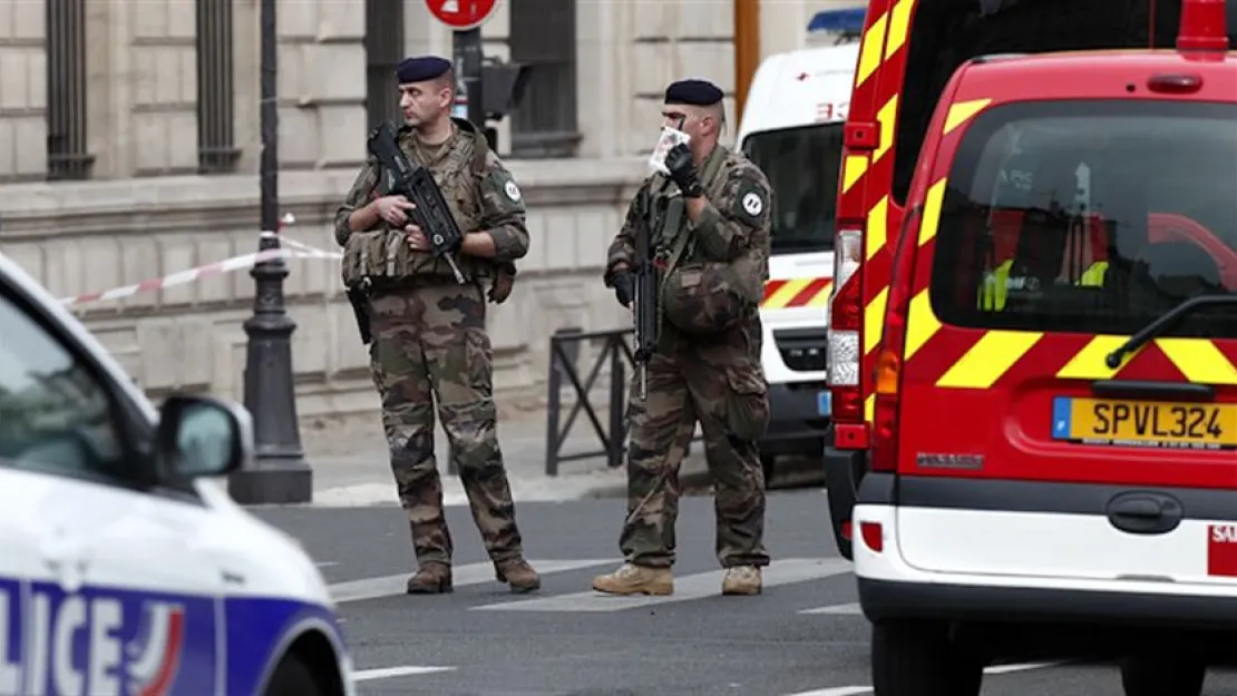 Paris Emniyeti'ne Bıçaklı Saldırı