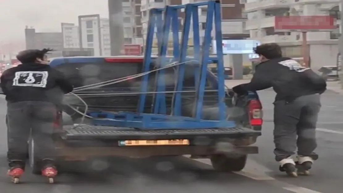 Patenli gençlerin yağışlı havada tehlikeli yolculuğu
