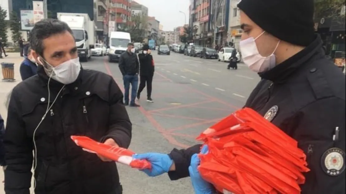 Polis 100 Bin Bayrak Dağıttı