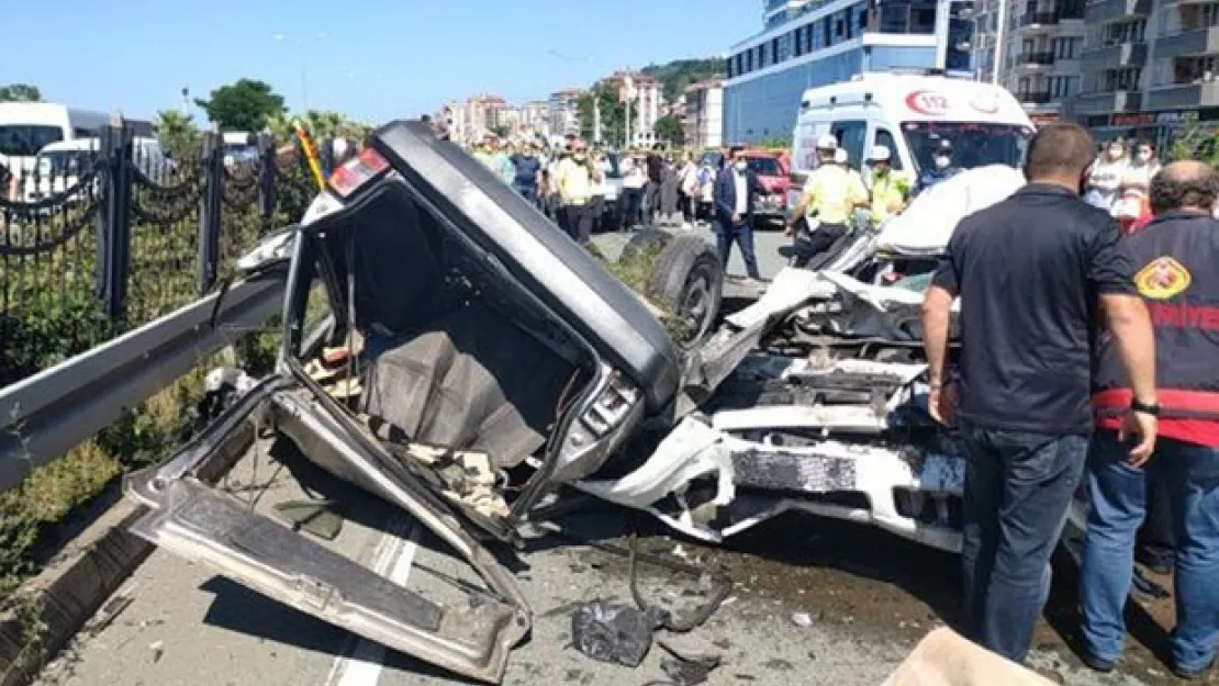 Rize'de iki otomobil çarpıştı: Baba-oğul öldü