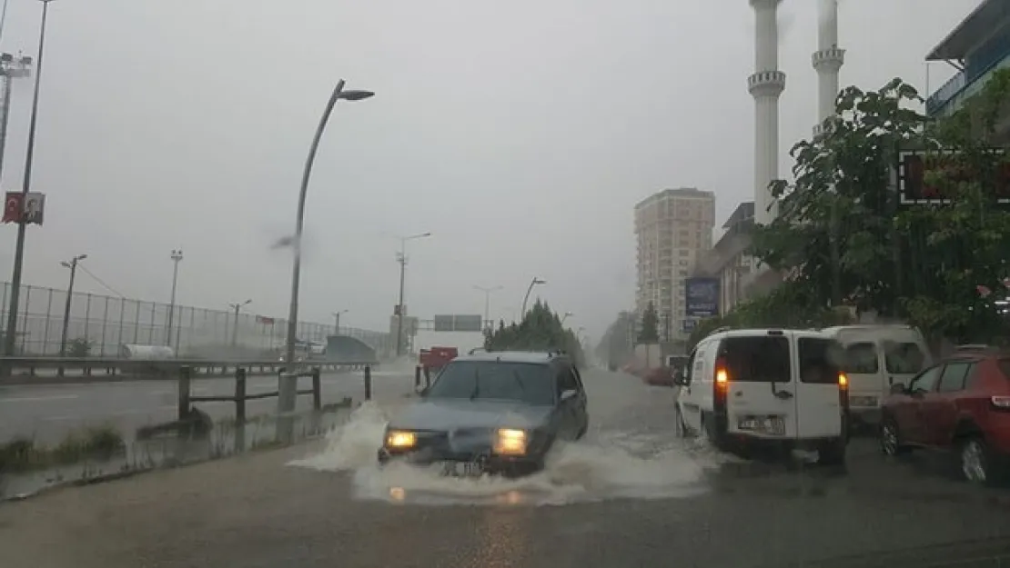 Rize'de sağanak yaşamı olumsuz etkiledi