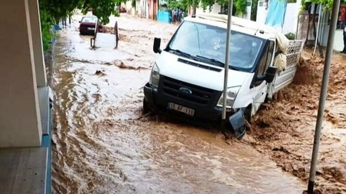 Sağanak Ödemiş'i Vurdu