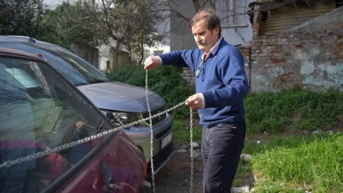 Samsun'da esnaftan hırsızlara karşı ilginç yöntem: Otomobilini zincire vurdu
