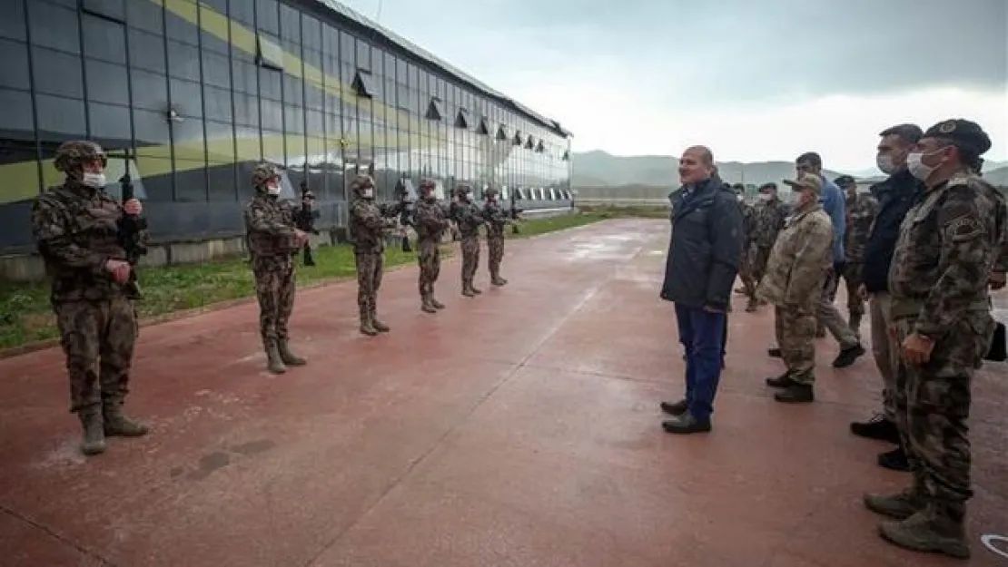 Soylu, Yüksekova'da asker ve polislerle bayramlaştı