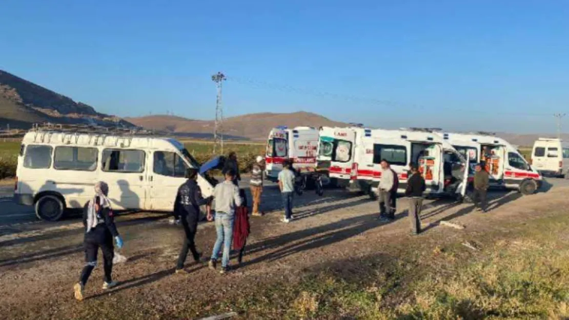 Tarım işçilerini taşıyan minibüs ile yakıt tankeri çarpıştı: 15 yaralı