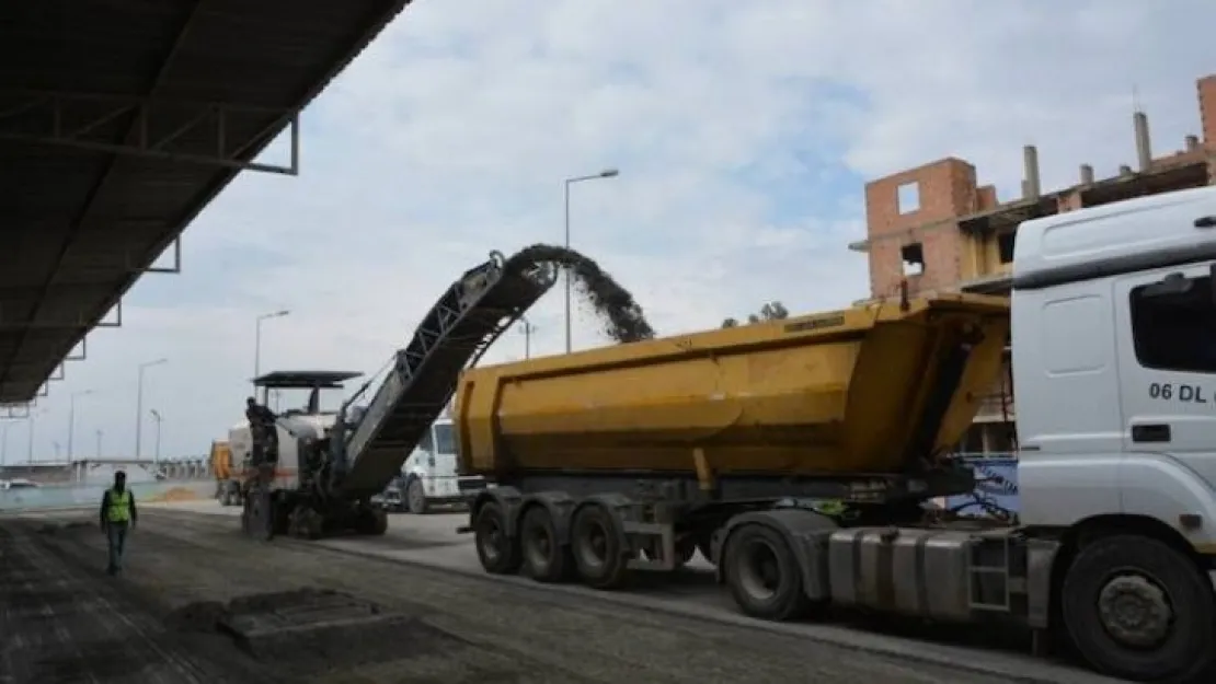 Tarsus Hal Kompleksi'nde asfalt çalışması