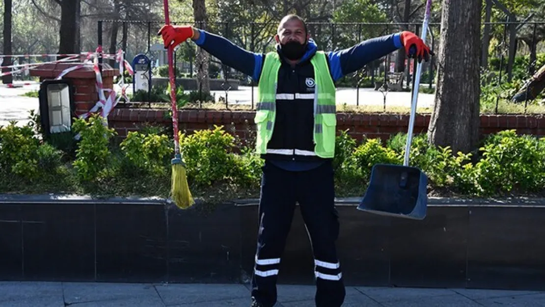 Temizlik yaparken, 1 Mayıs'ı oynayarak kutladı