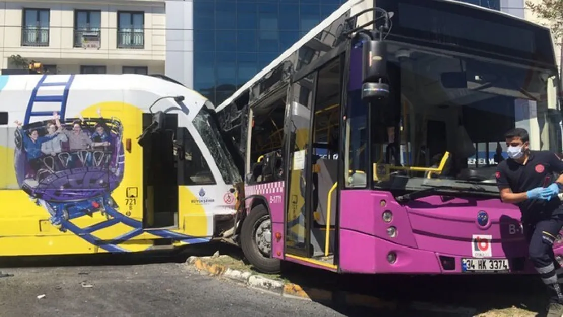 Tophane'de tramvay halk otobüsüne çarptı