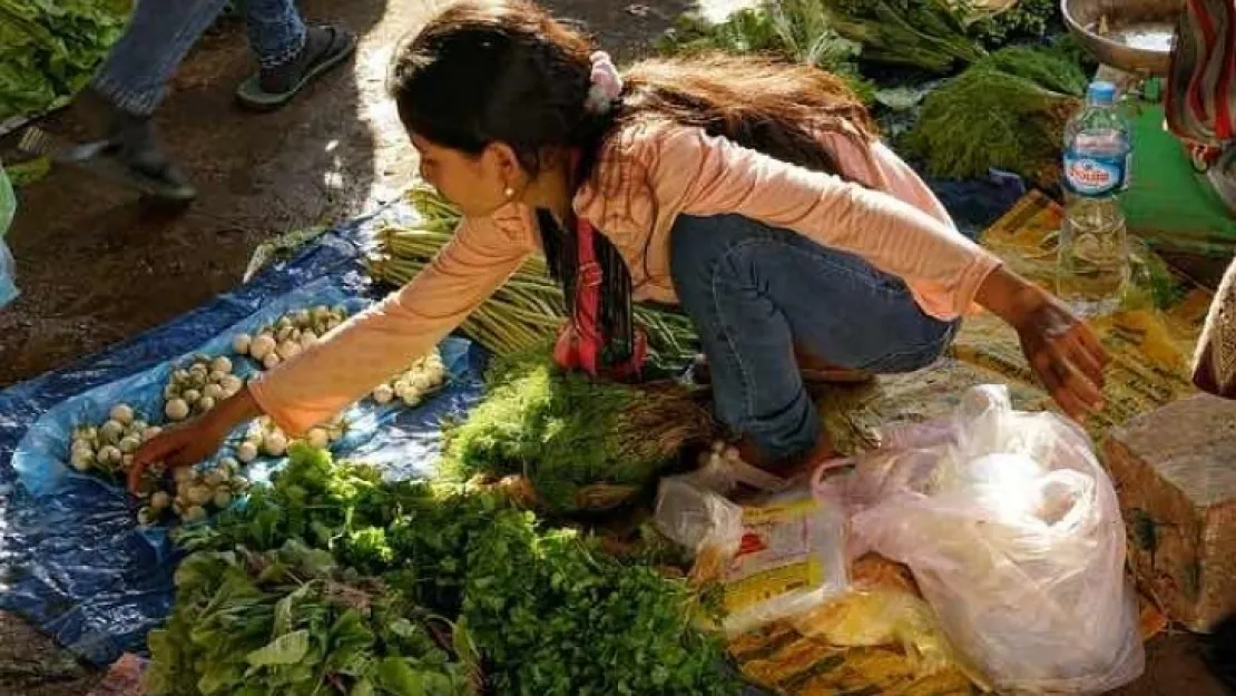 Tüketen değil üreten ve düşünen kadın modelleri desteklenmeli