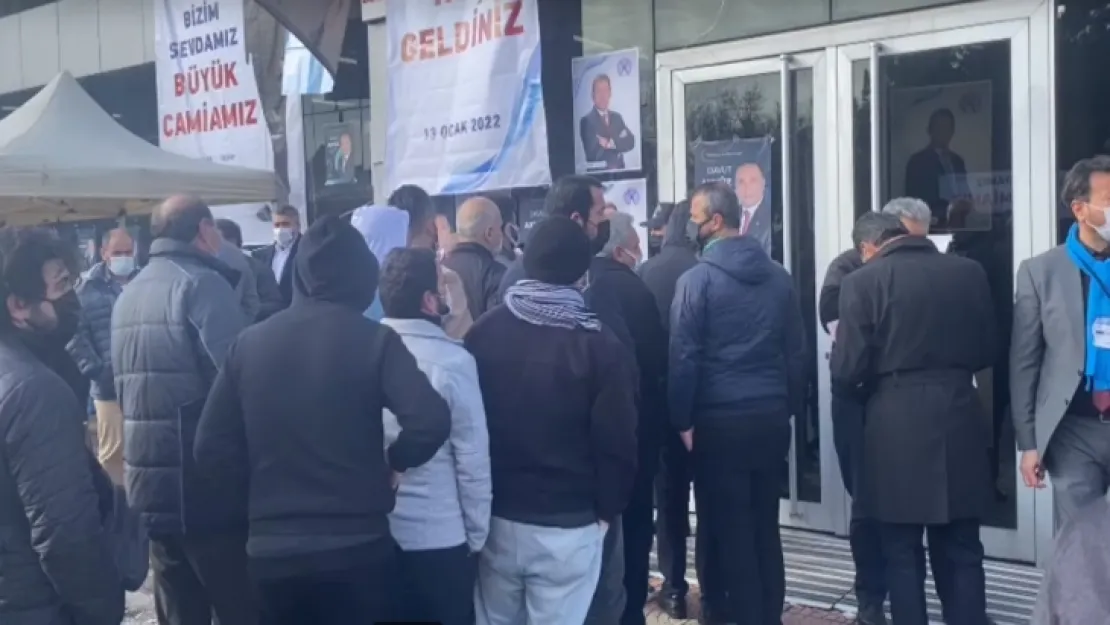 Vallaha Ayıp !  'Delegem Olmayan Berber' Dışarıda Beklesin Mi ?