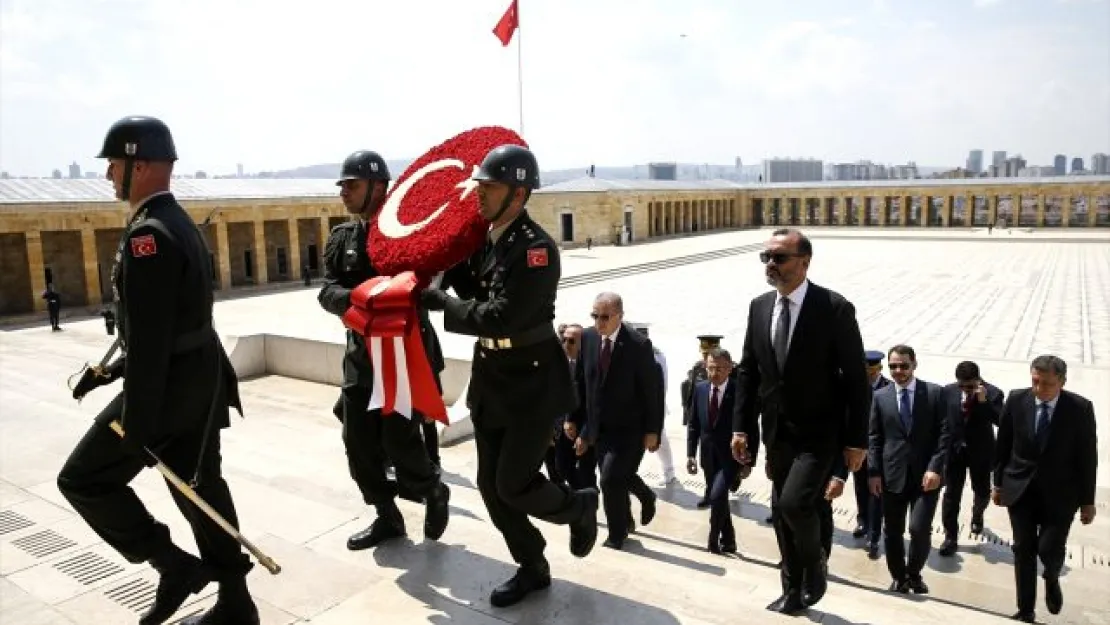 YAŞ Üyeleri Anıtkabir'de