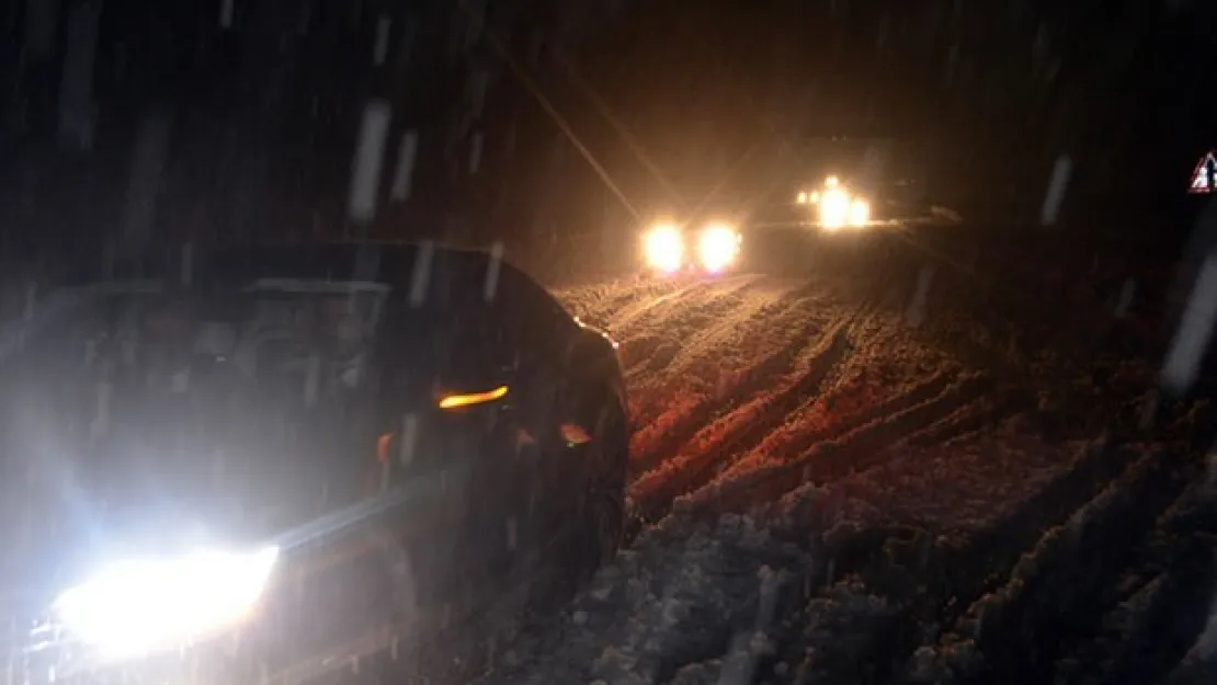Yollar kapandı, elektrikler kesildi