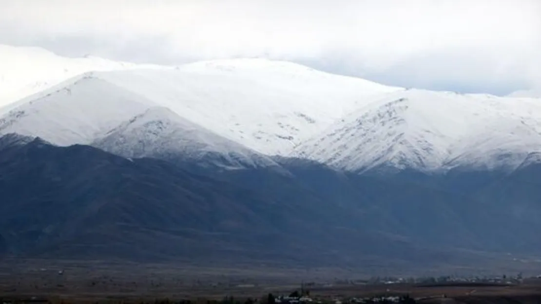 Yüksekova'ya mevsimin ilk karı düştü