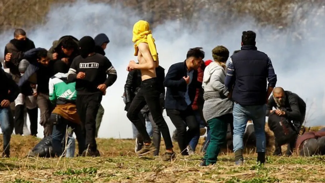 Yunan askeri durmuyor! Silah, TOMA ve gaz bombası...