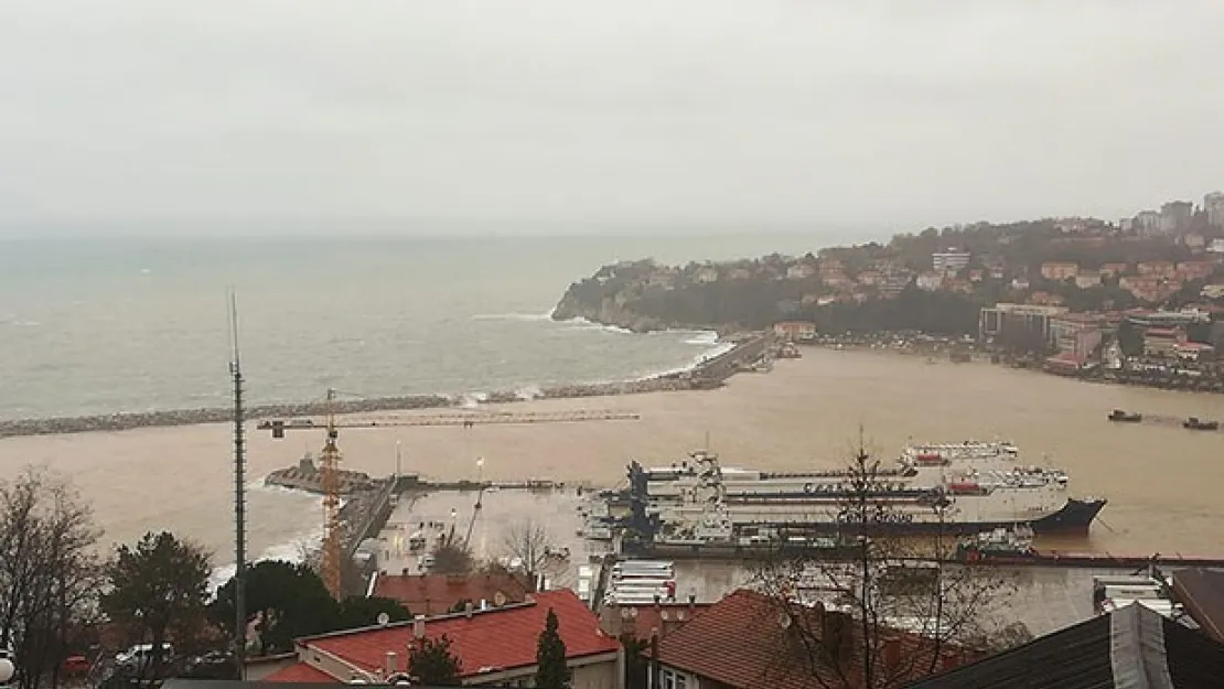 Zonguldak'ta yağışla birlikte liman sarıya döndü