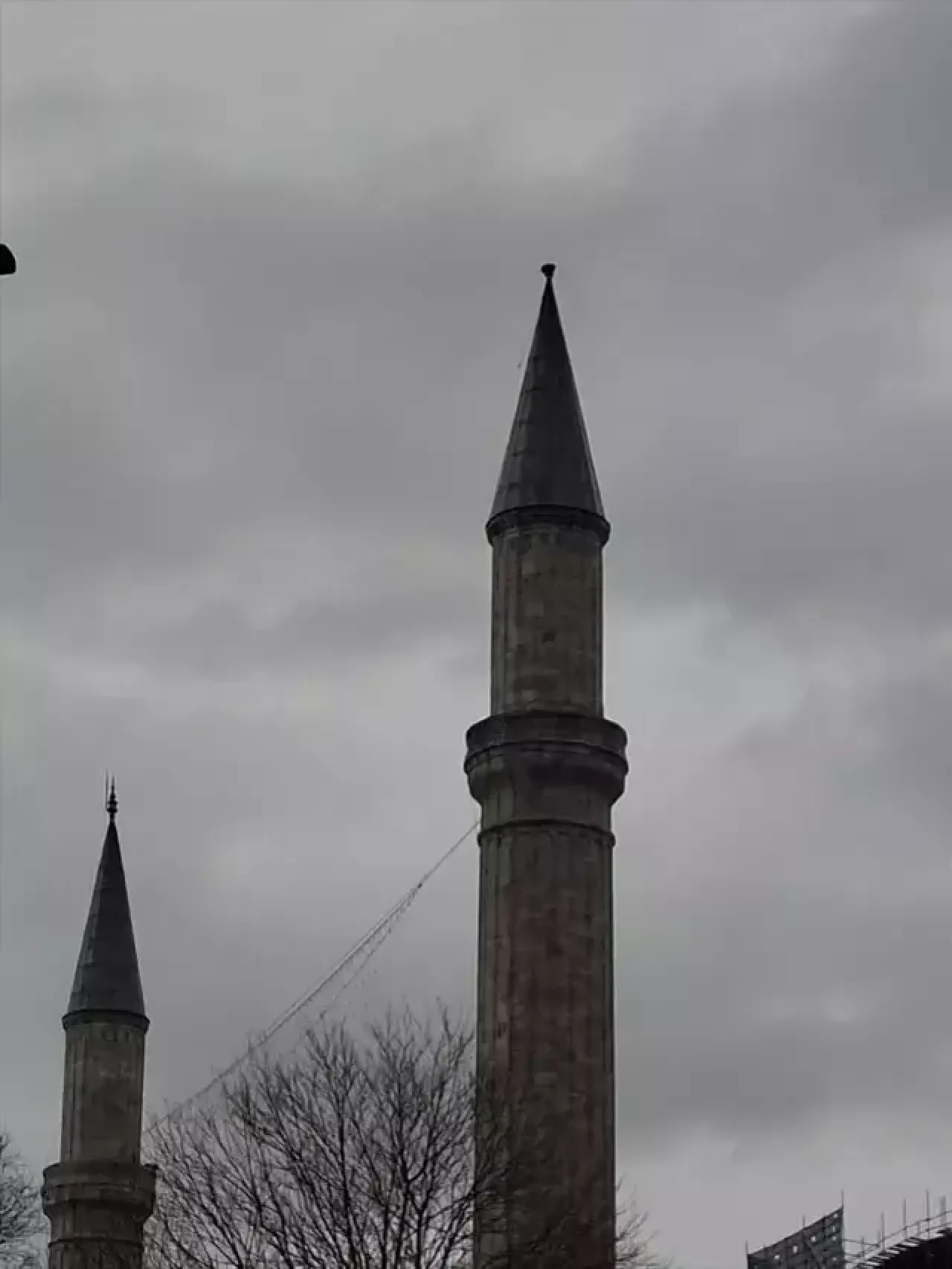 İstanbul'u lodos vurdu: Ayasofya Camii'nin alemi düştü...