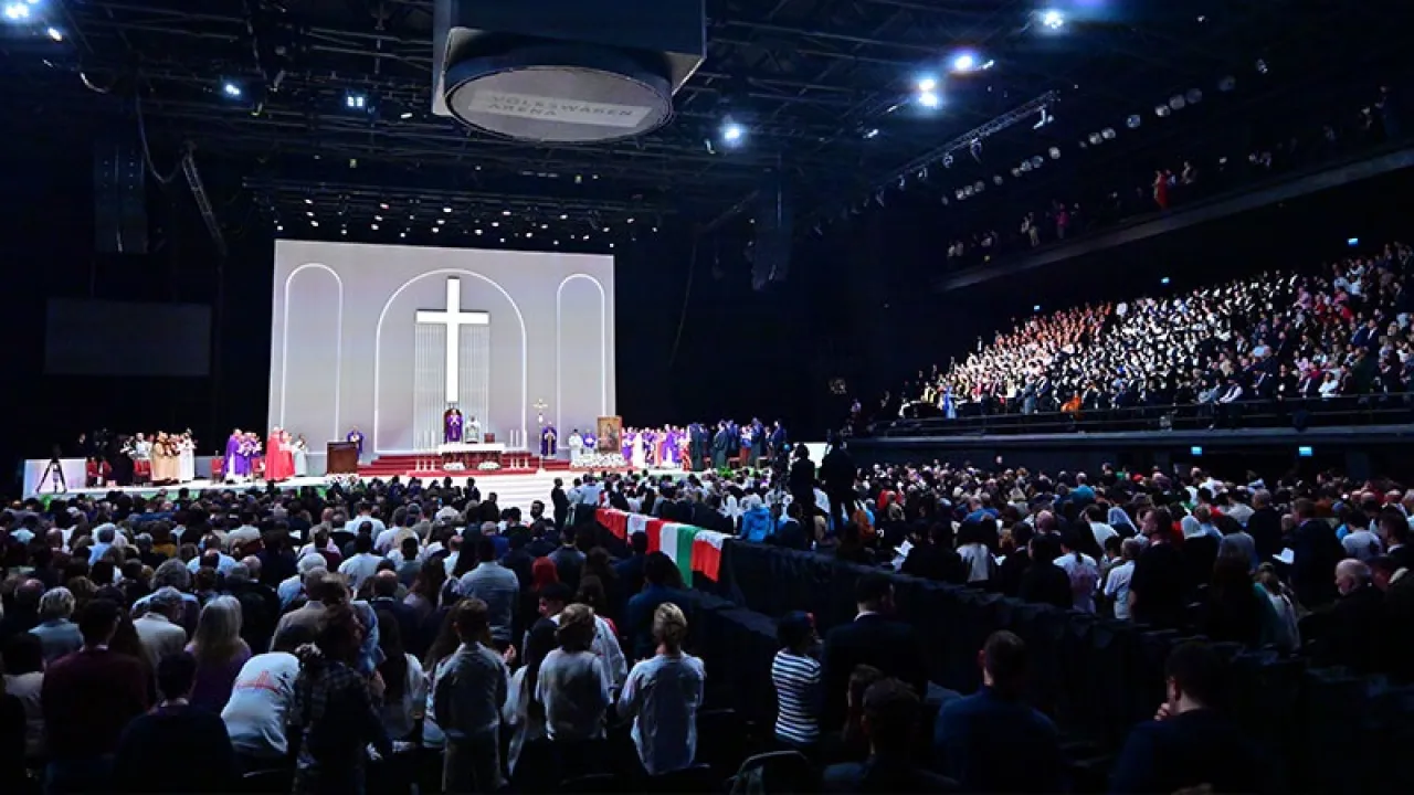 Wolkswagen Arena'da Katolik ayini