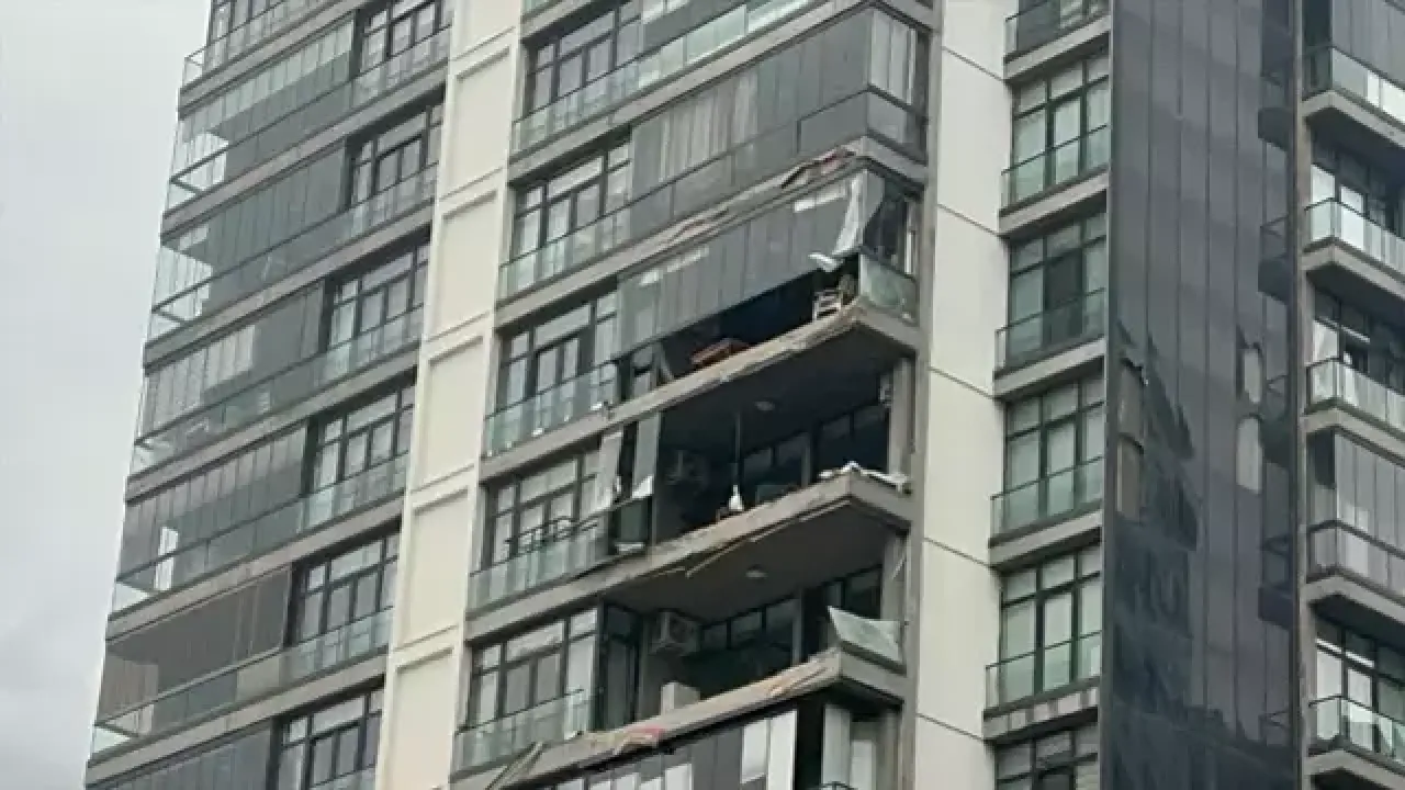 İstanbul'u lodos vurdu: Ayasofya Camii'nin alemi düştü...