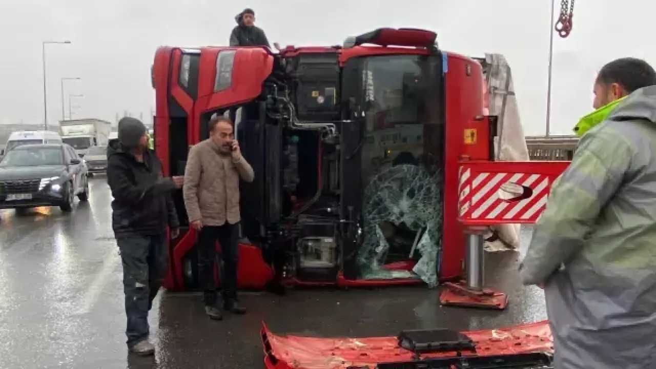İstanbul'u lodos vurdu: Ayasofya Camii'nin alemi düştü...