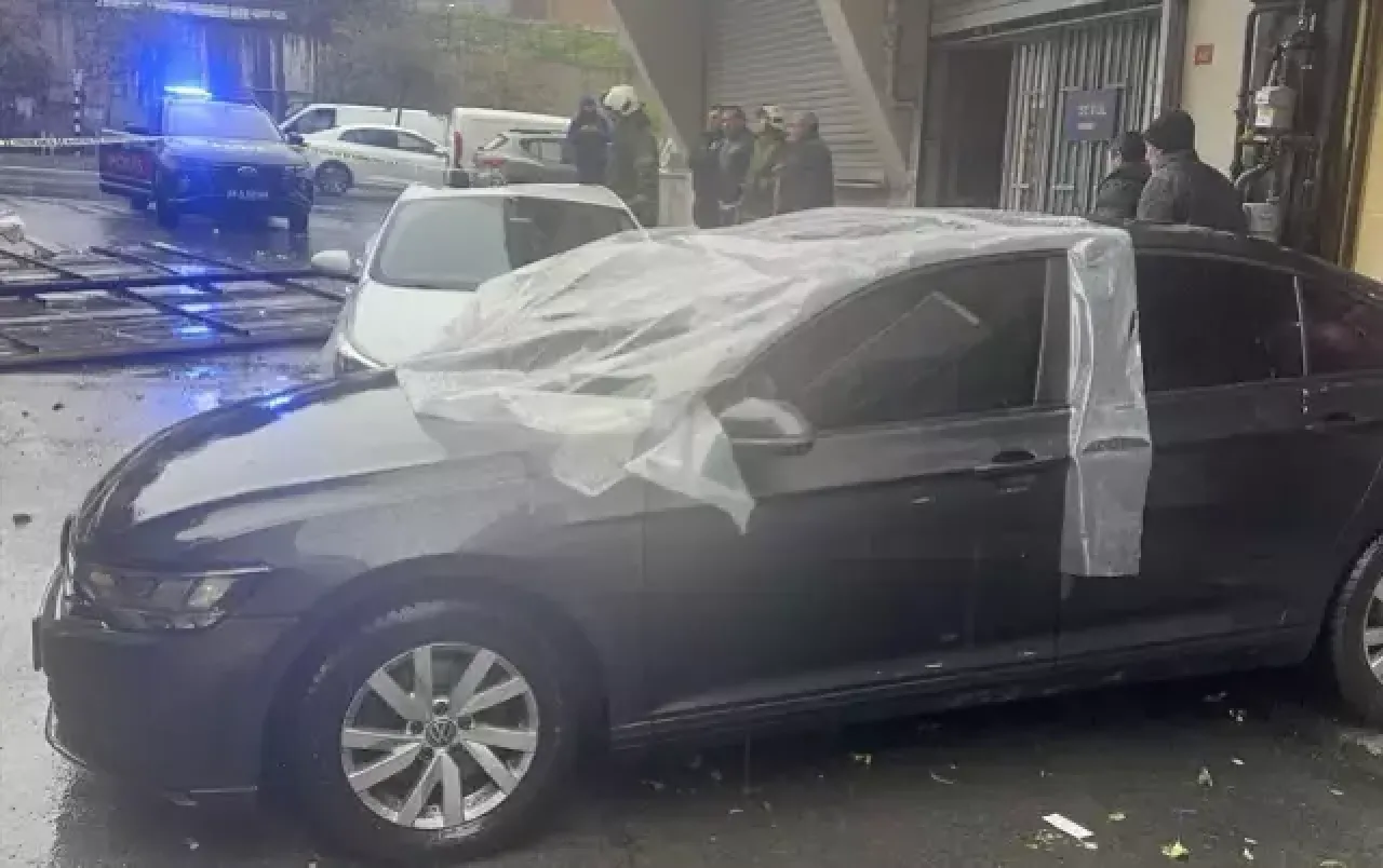 İstanbul'u lodos vurdu: Ayasofya Camii'nin alemi düştü...