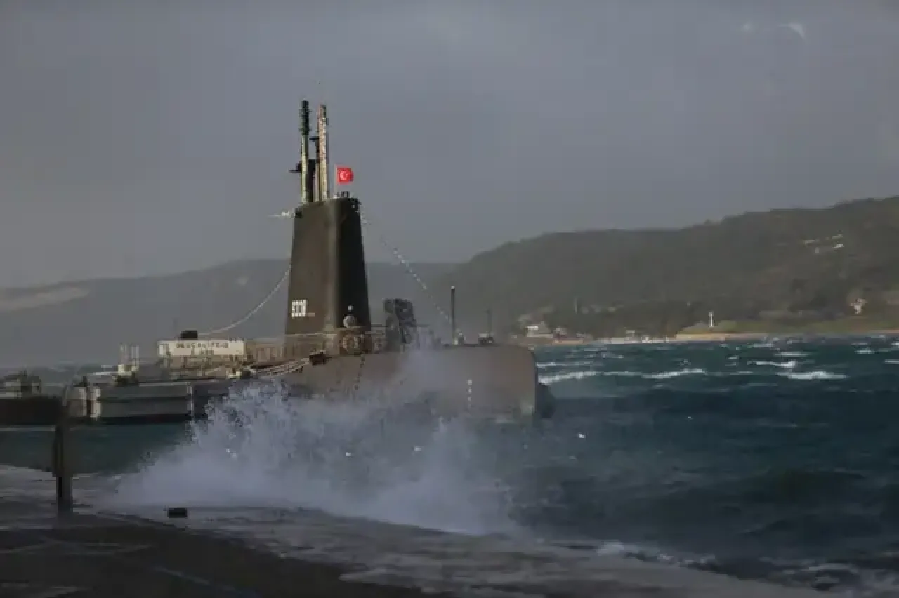 İstanbul'u lodos vurdu: Ayasofya Camii'nin alemi düştü...