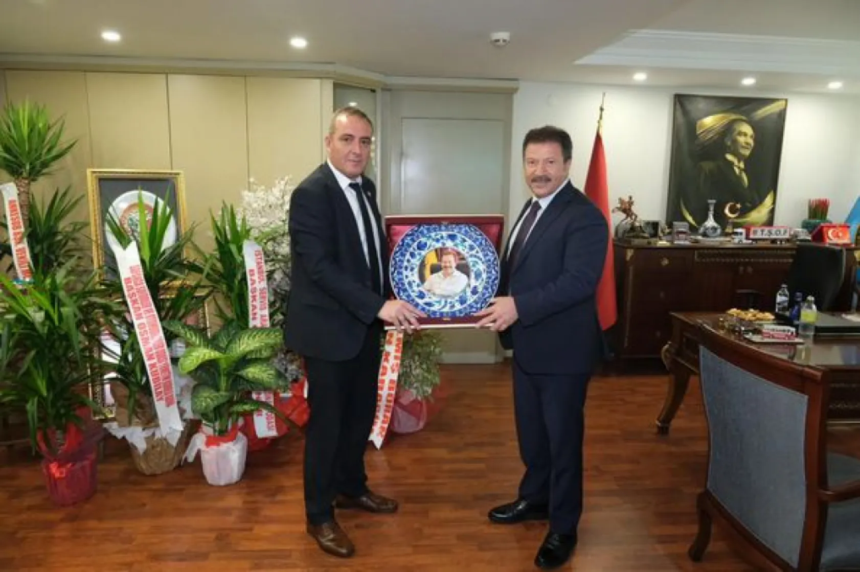 Esnaf Başkanları Yiğiner'i hediyeye Boğdular