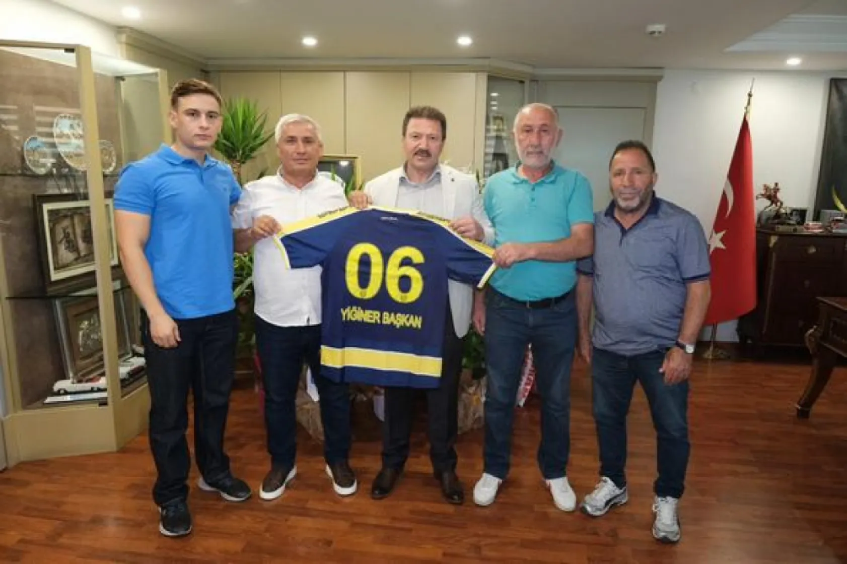 Esnaf Başkanları Yiğiner'i hediyeye Boğdular