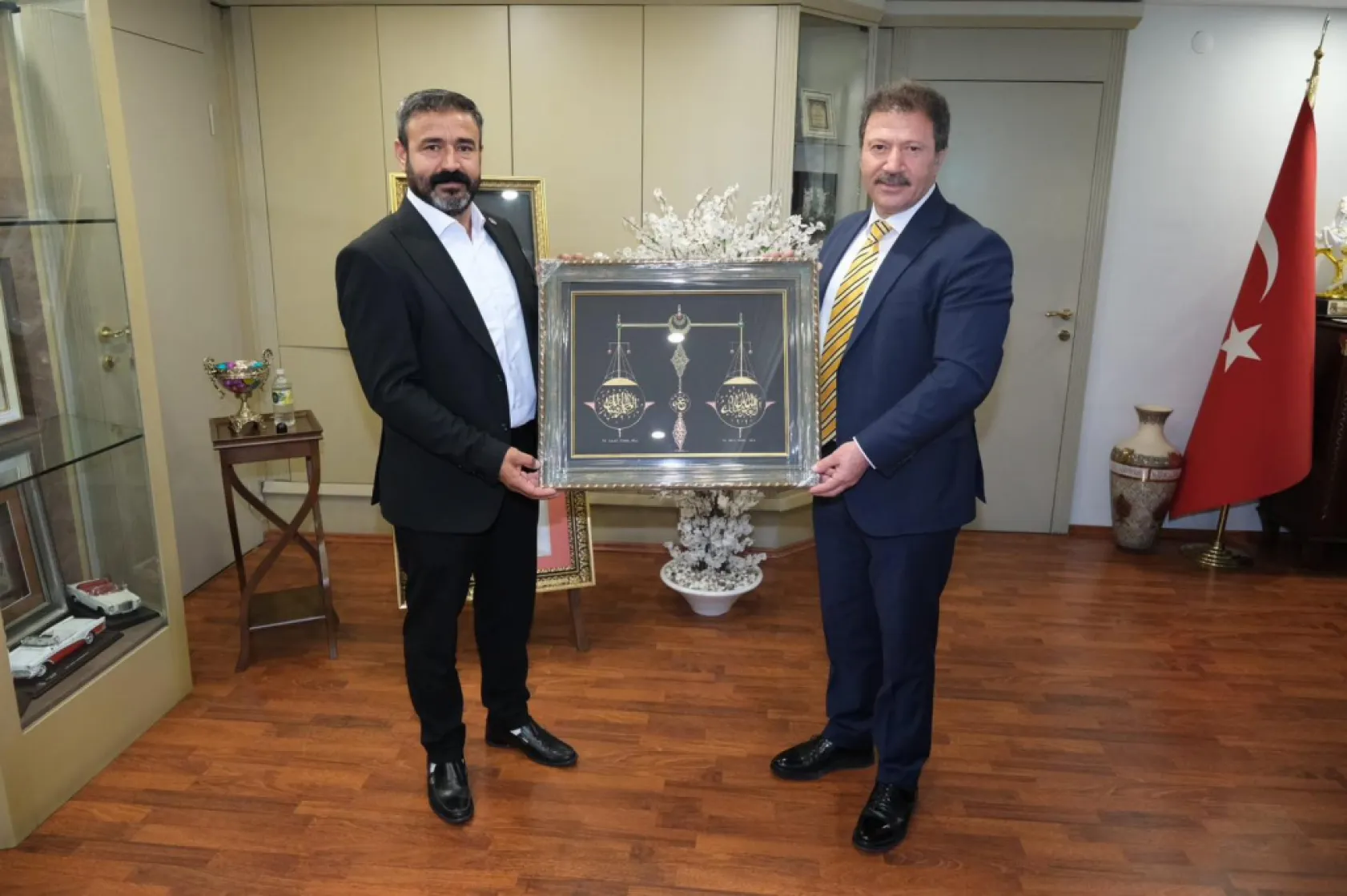 Esnaf Başkanları Yiğiner'i hediyeye Boğdular