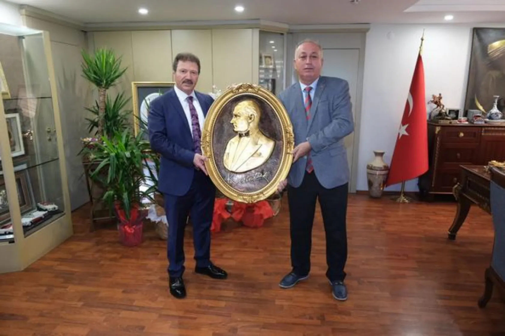 Esnaf Başkanları Yiğiner'i hediyeye Boğdular