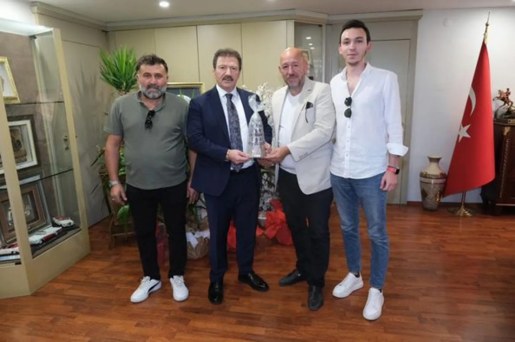 Esnaf Başkanları Yiğiner'i hediyeye Boğdular