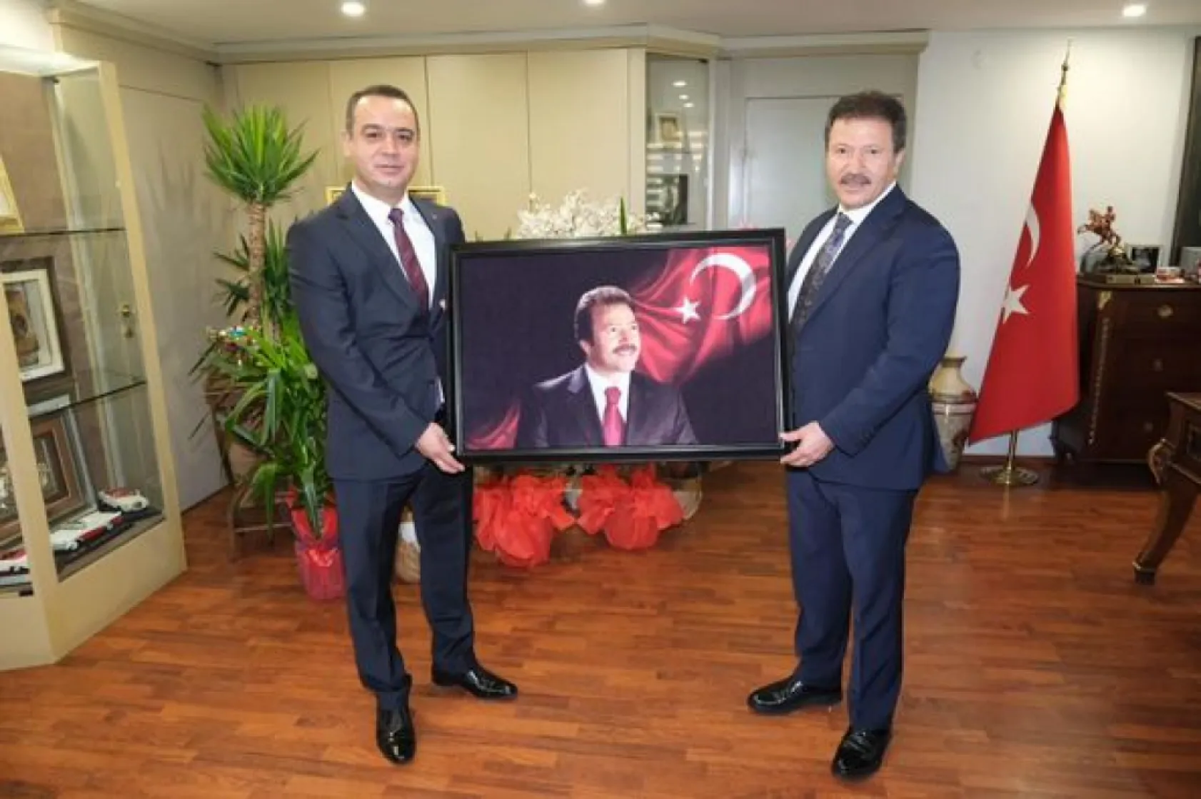 Esnaf Başkanları Yiğiner'i hediyeye Boğdular