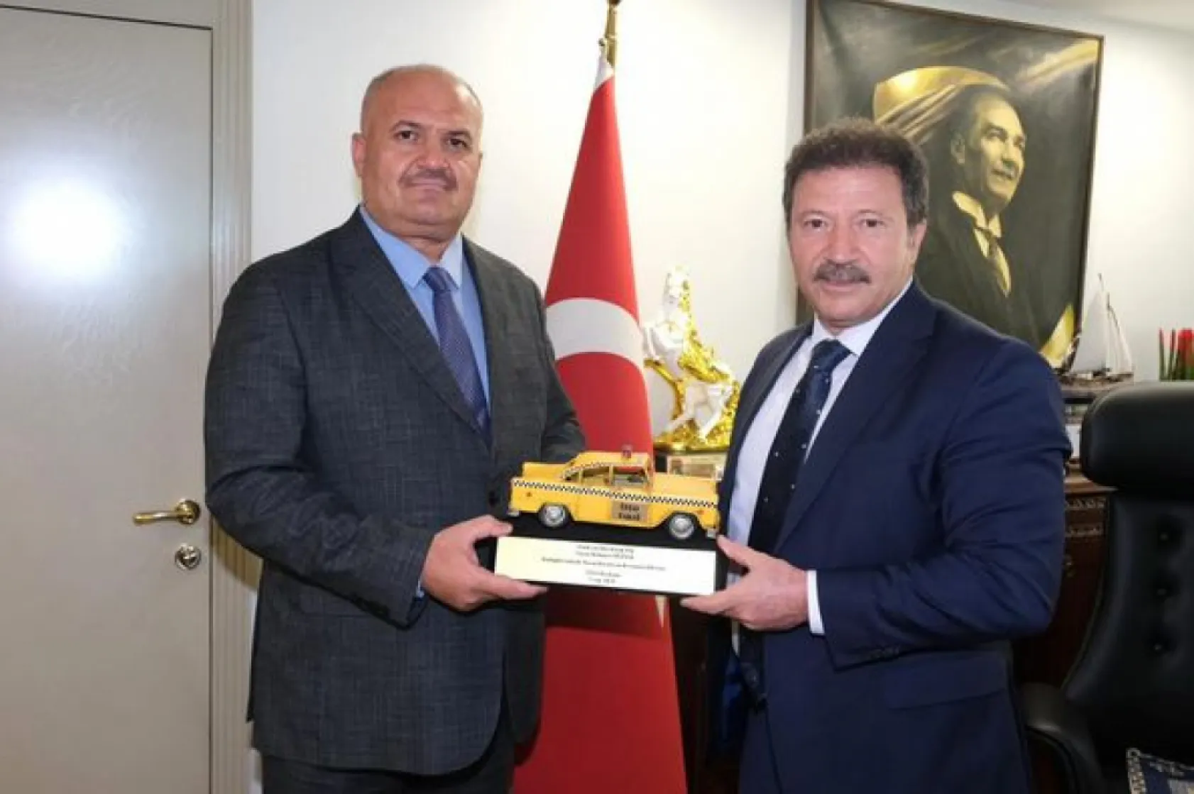 Esnaf Başkanları Yiğiner'i hediyeye Boğdular