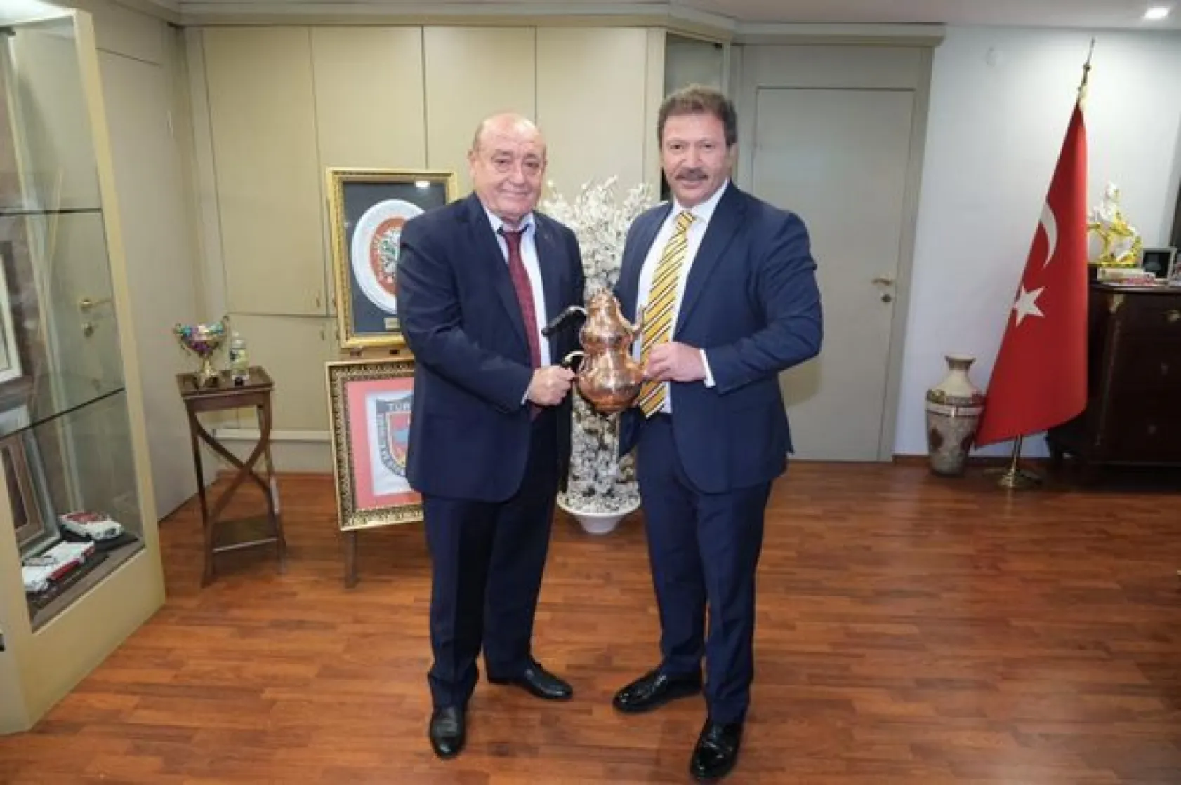 Esnaf Başkanları Yiğiner'i hediyeye Boğdular