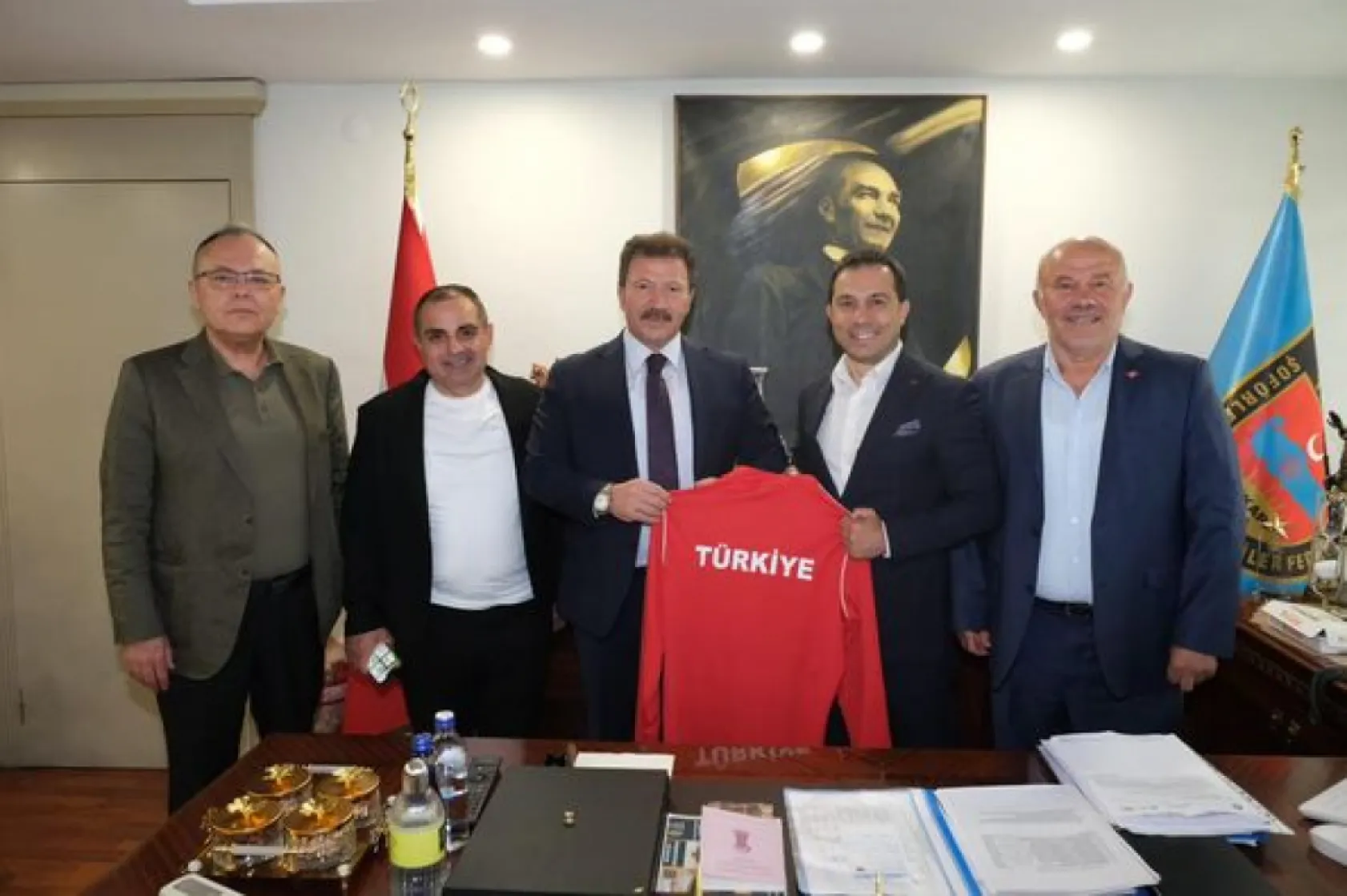 Esnaf Başkanları Yiğiner'i hediyeye Boğdular