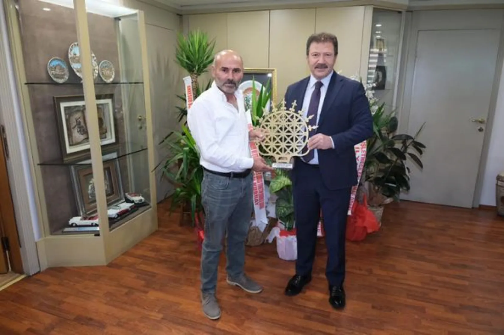 Esnaf Başkanları Yiğiner'i hediyeye Boğdular