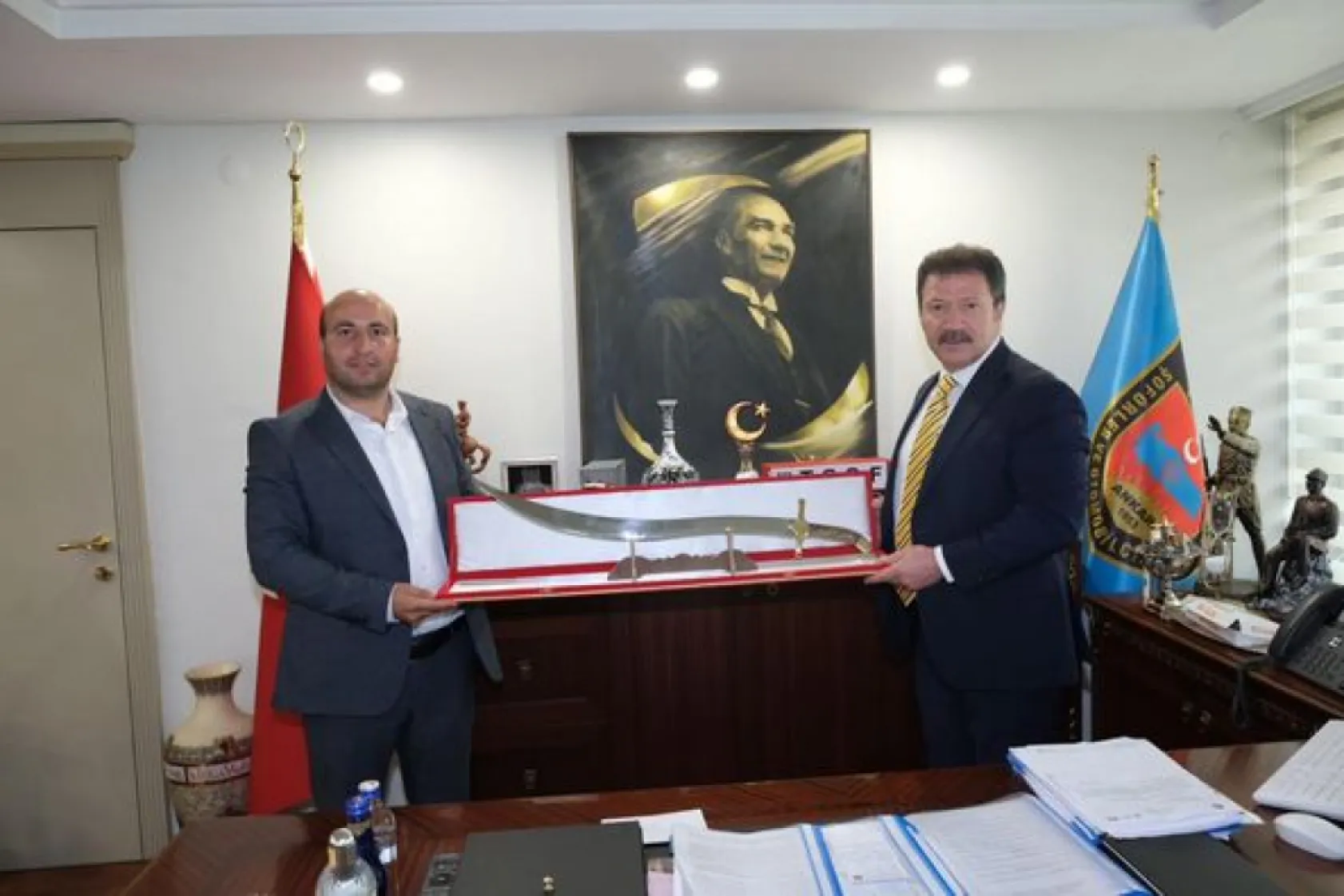 Esnaf Başkanları Yiğiner'i hediyeye Boğdular