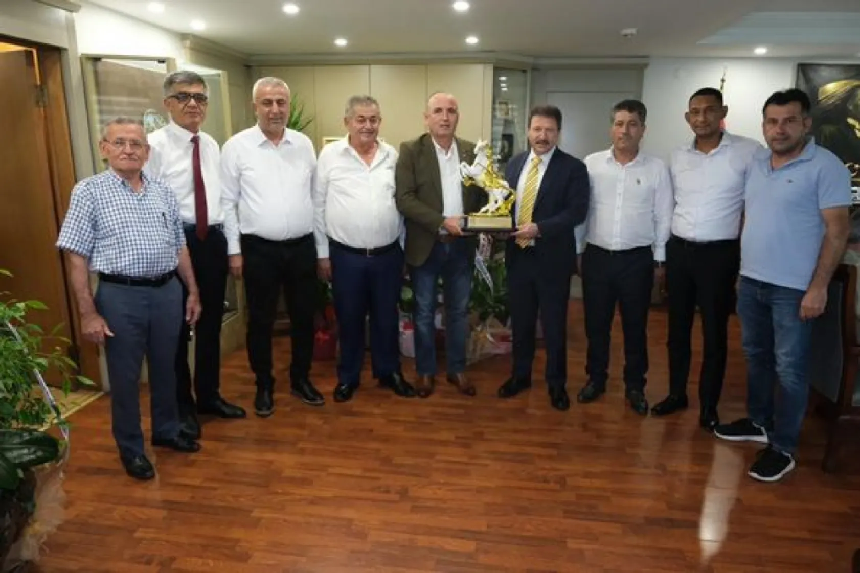 Esnaf Başkanları Yiğiner'i hediyeye Boğdular