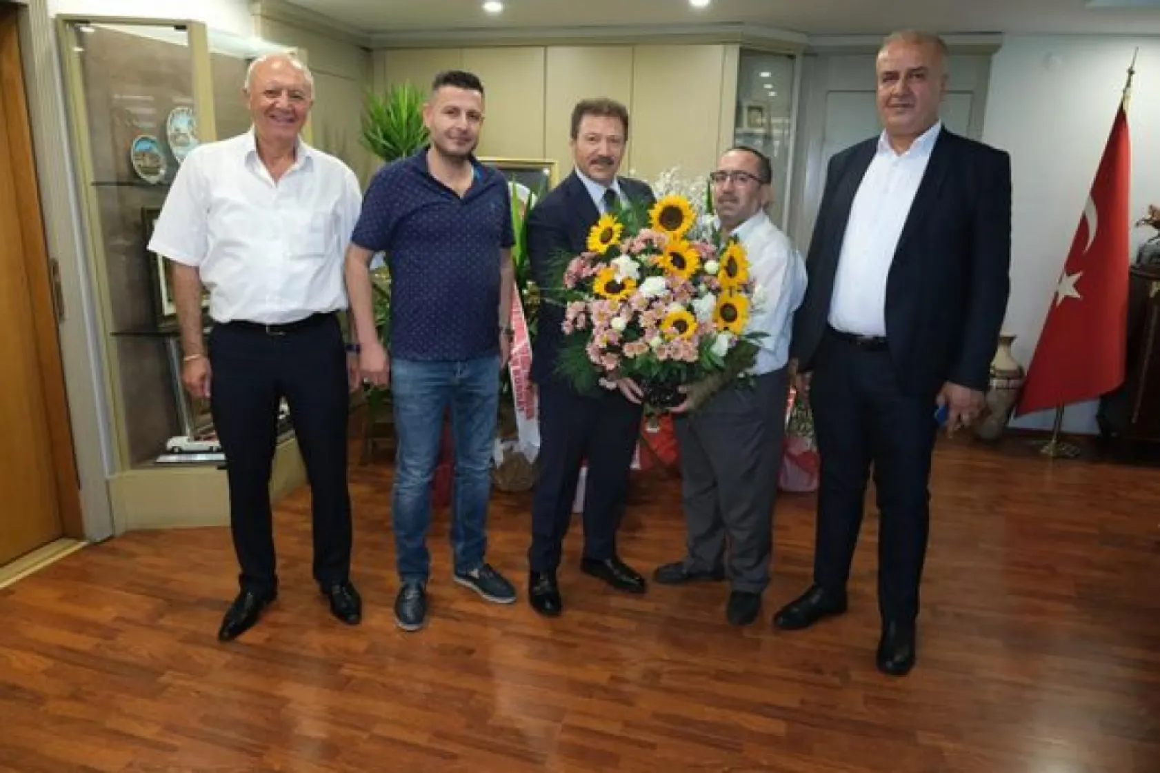 Esnaf Başkanları Yiğiner'i hediyeye Boğdular