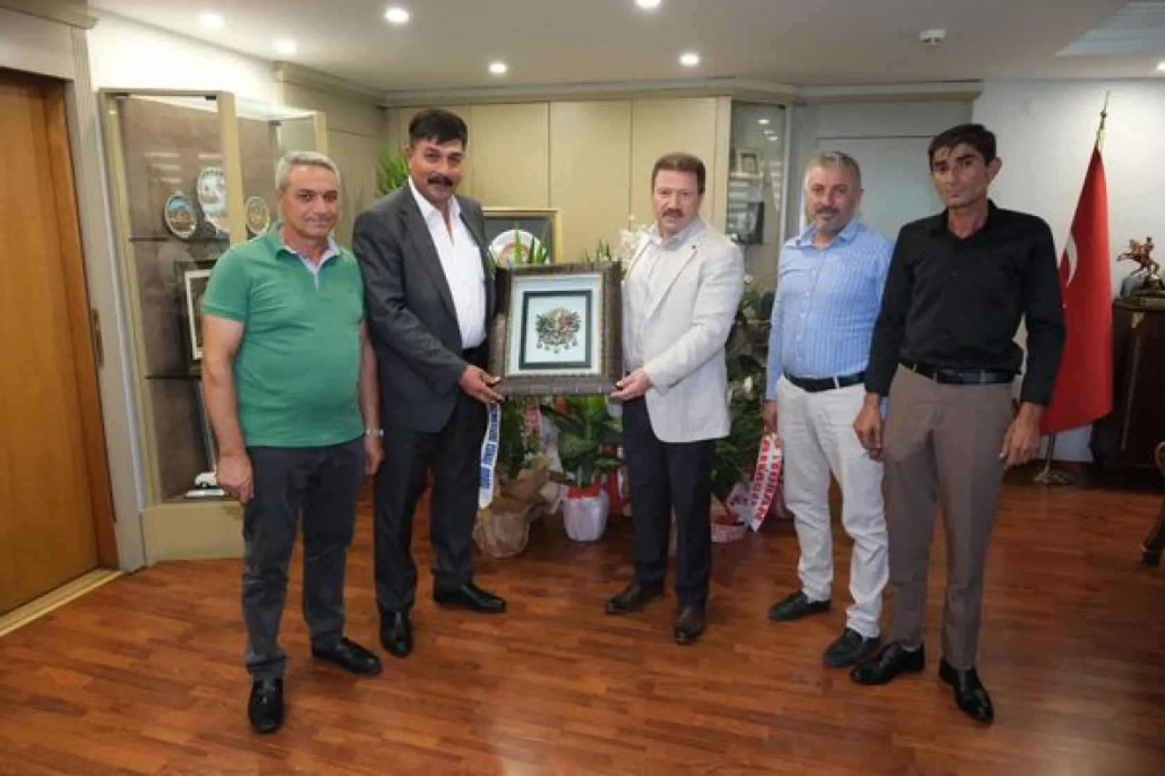 Esnaf Başkanları Yiğiner'i hediyeye Boğdular