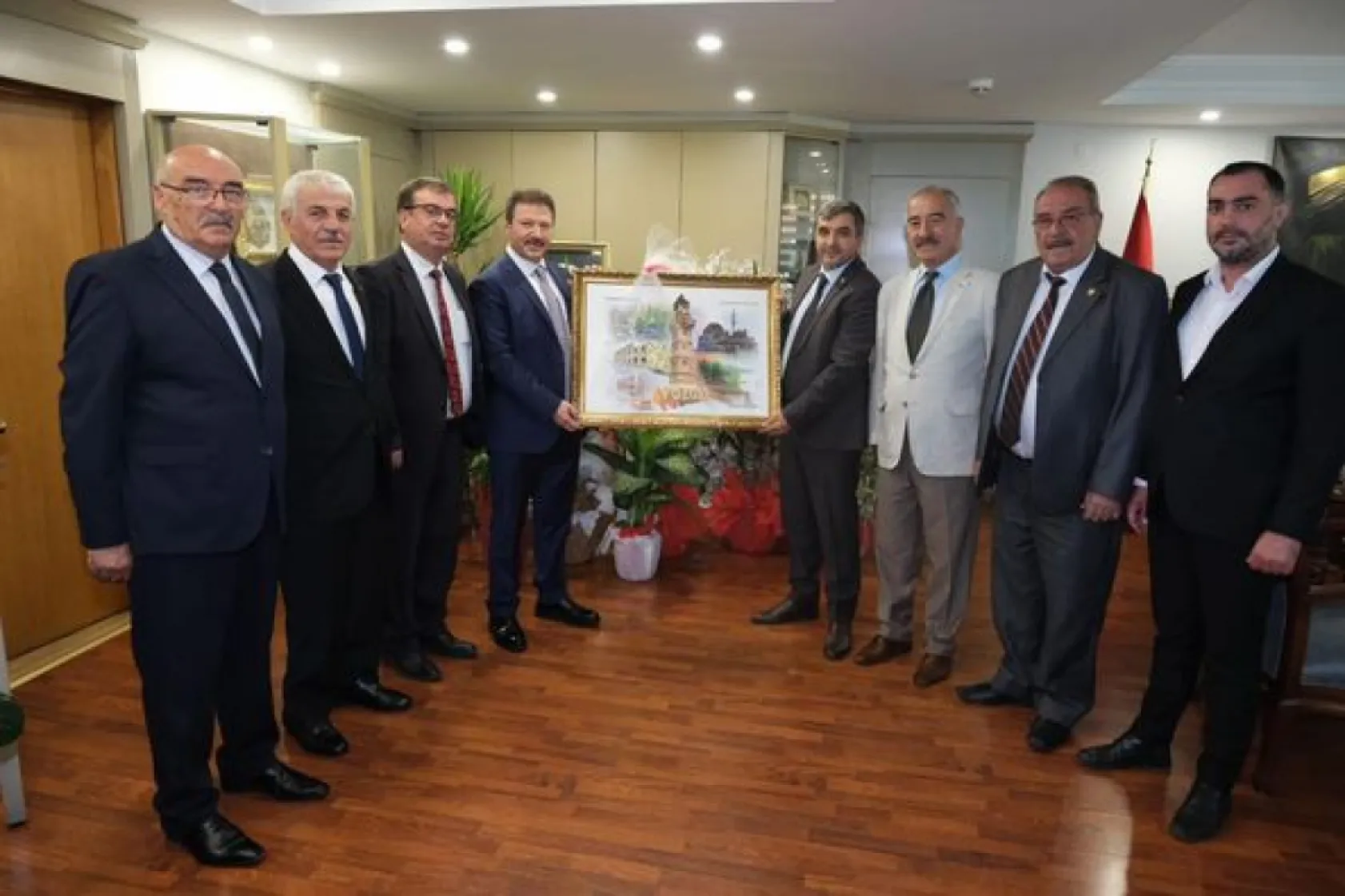 Esnaf Başkanları Yiğiner'i hediyeye Boğdular