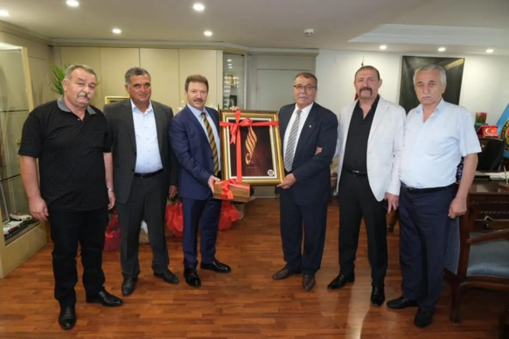 Esnaf Başkanları Yiğiner'i hediyeye Boğdular