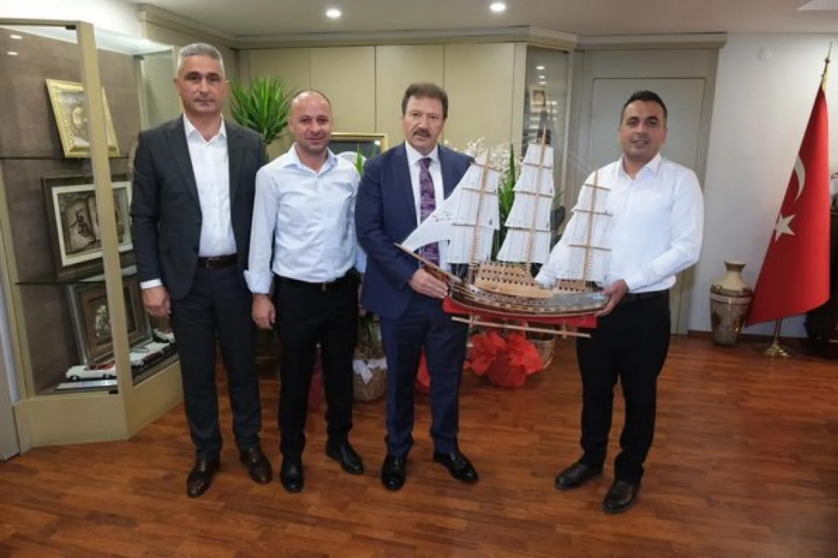 Esnaf Başkanları Yiğiner'i hediyeye Boğdular