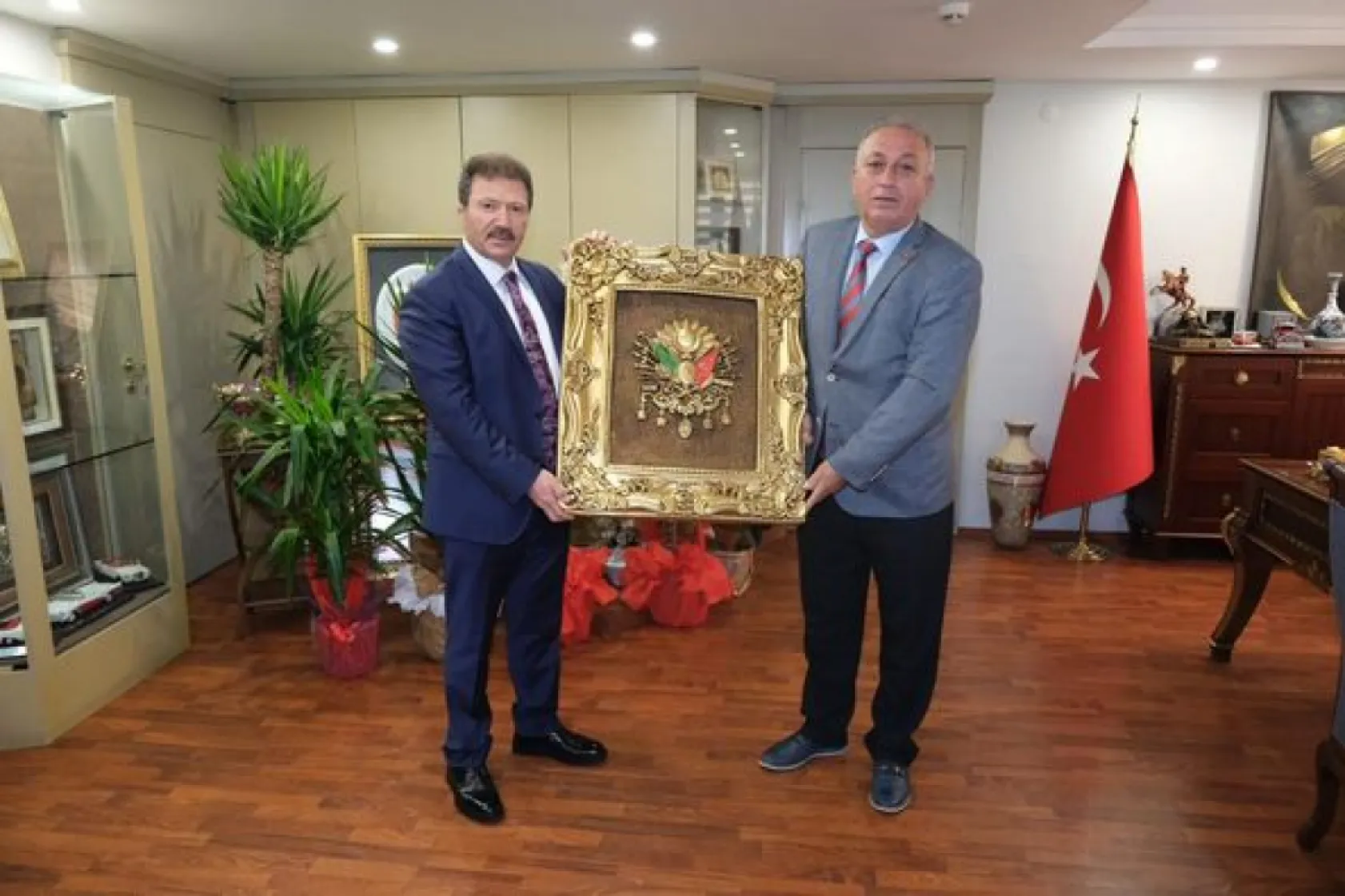 Esnaf Başkanları Yiğiner'i hediyeye Boğdular