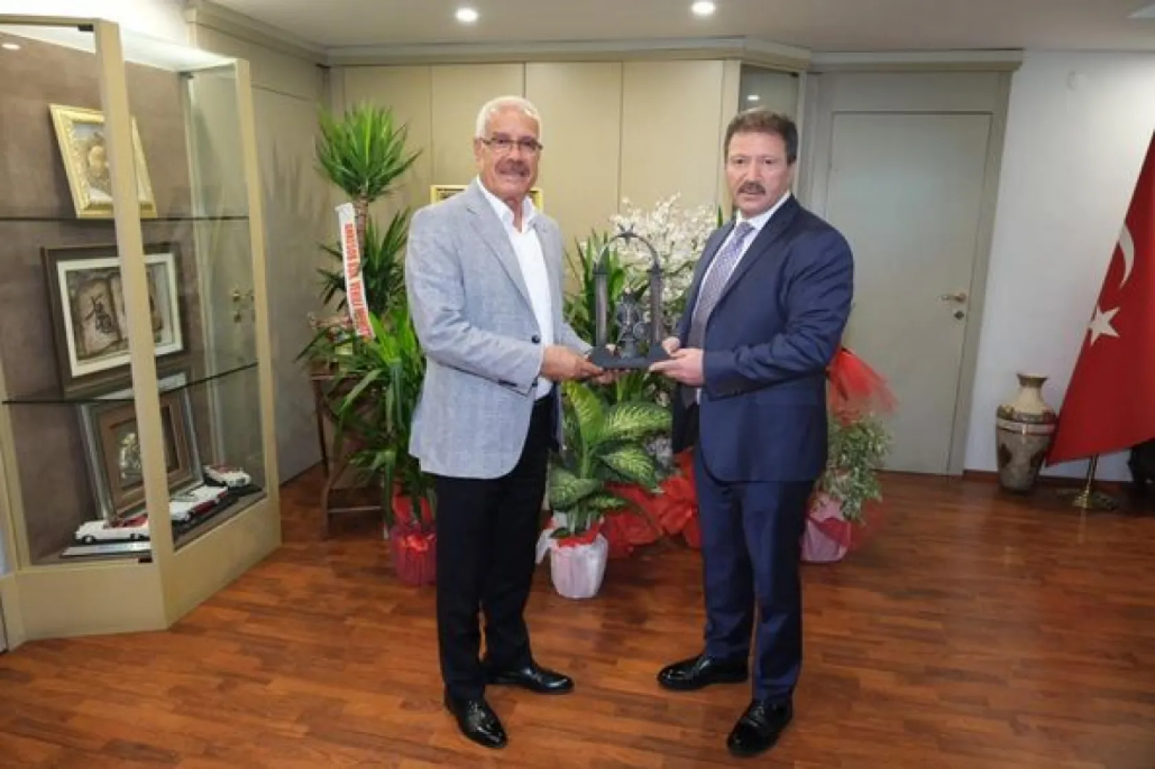 Esnaf Başkanları Yiğiner'i hediyeye Boğdular