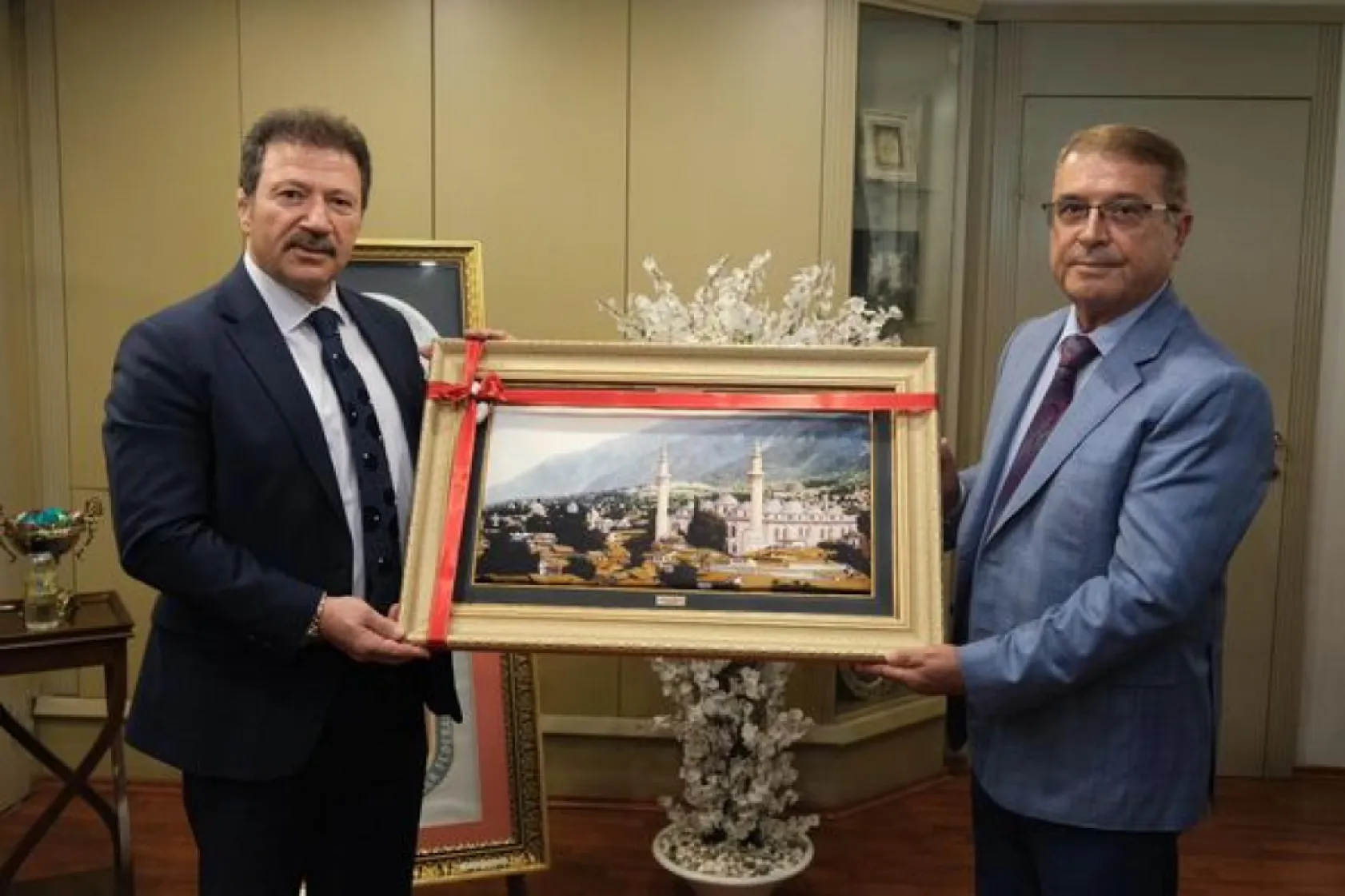 Esnaf Başkanları Yiğiner'i hediyeye Boğdular