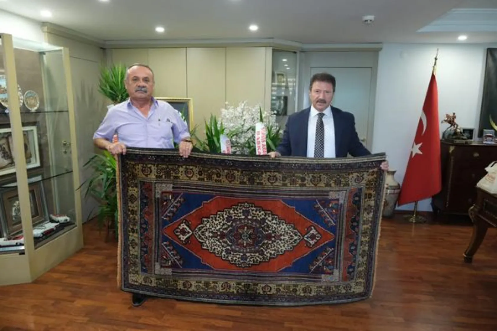 Esnaf Başkanları Yiğiner'i hediyeye Boğdular