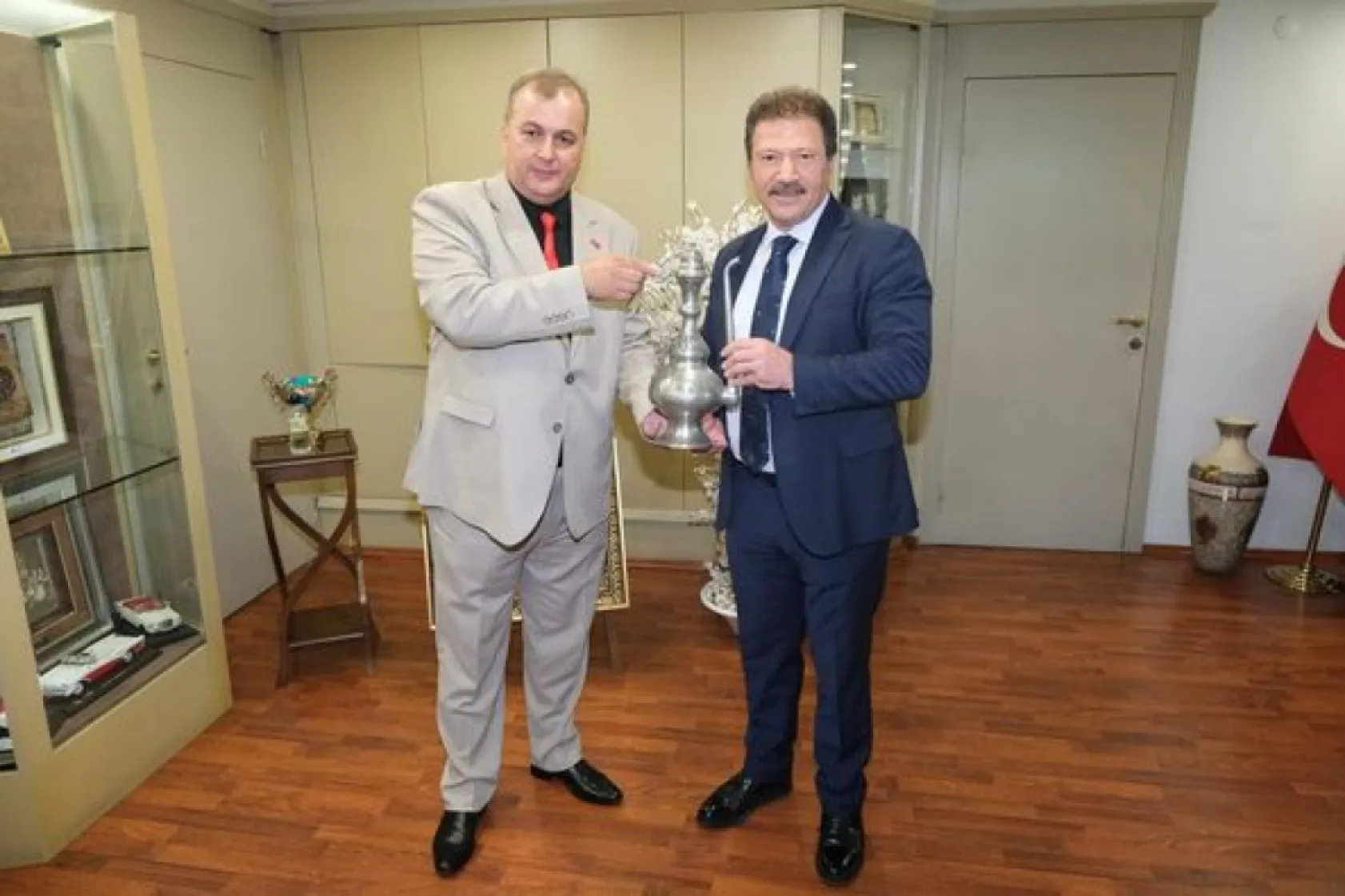 Esnaf Başkanları Yiğiner'i hediyeye Boğdular